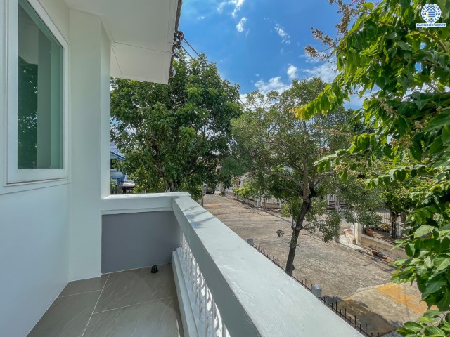 บ้านมือสองตกแต่งใหม่ คุณภาพแบรนด์ LH ม.ชลลดา บางบัวทอง เนื้อที่ 76 ตร.ว. ตกแต่งหรูหรา ฟังก์ชันจัดเต็ม 3 ห้องนอน 2 ห้องน้ำ จอดรถได้ 2 คัน พร้อม Facilities ครบ! บนทำเลคุณภาพ เชื่อมต่อได้หลายเส้นทาง ใกล้เซ็นทรัลเวสต์เกต และรถไฟฟ้า "สถานีบางพลู"